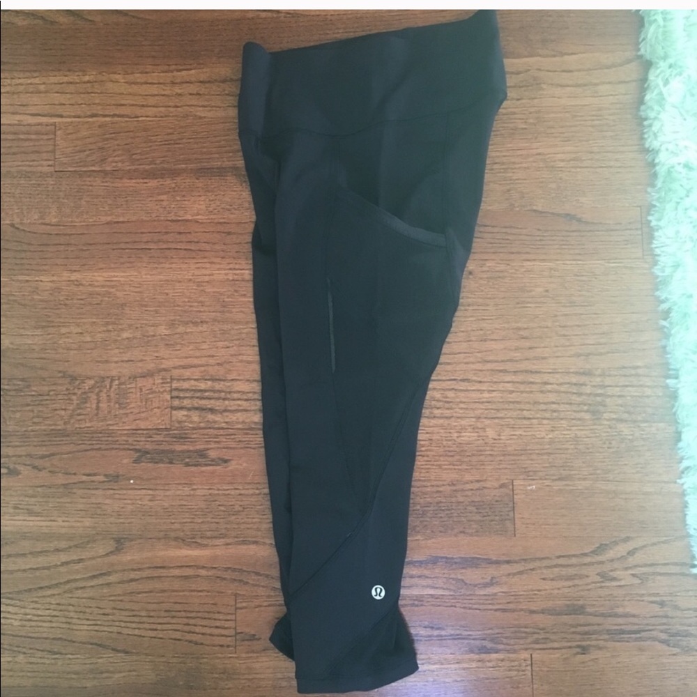 Black lululemon crop leggings